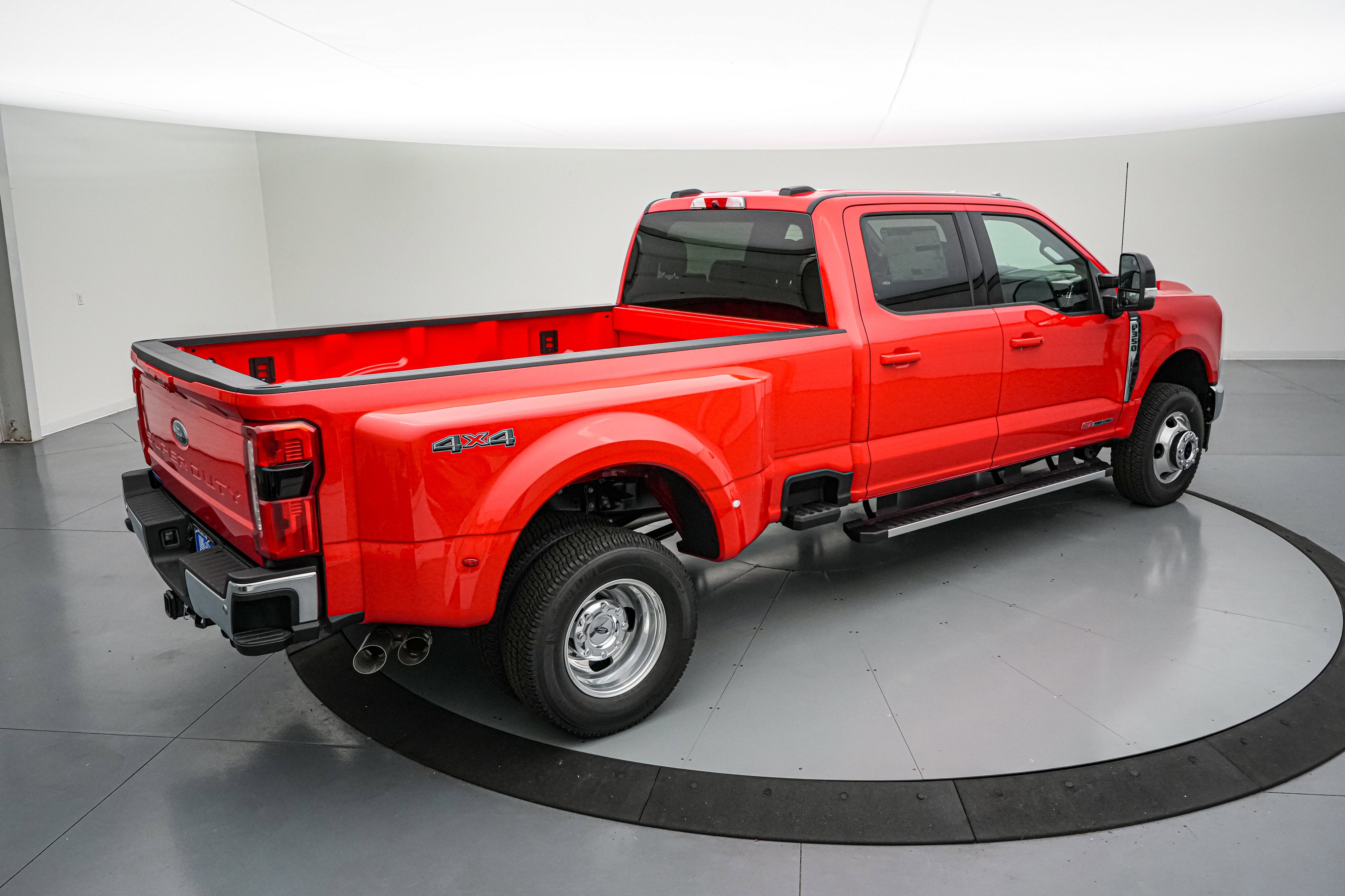 2026 Ford Super Duty F-350 DRW LARIAT