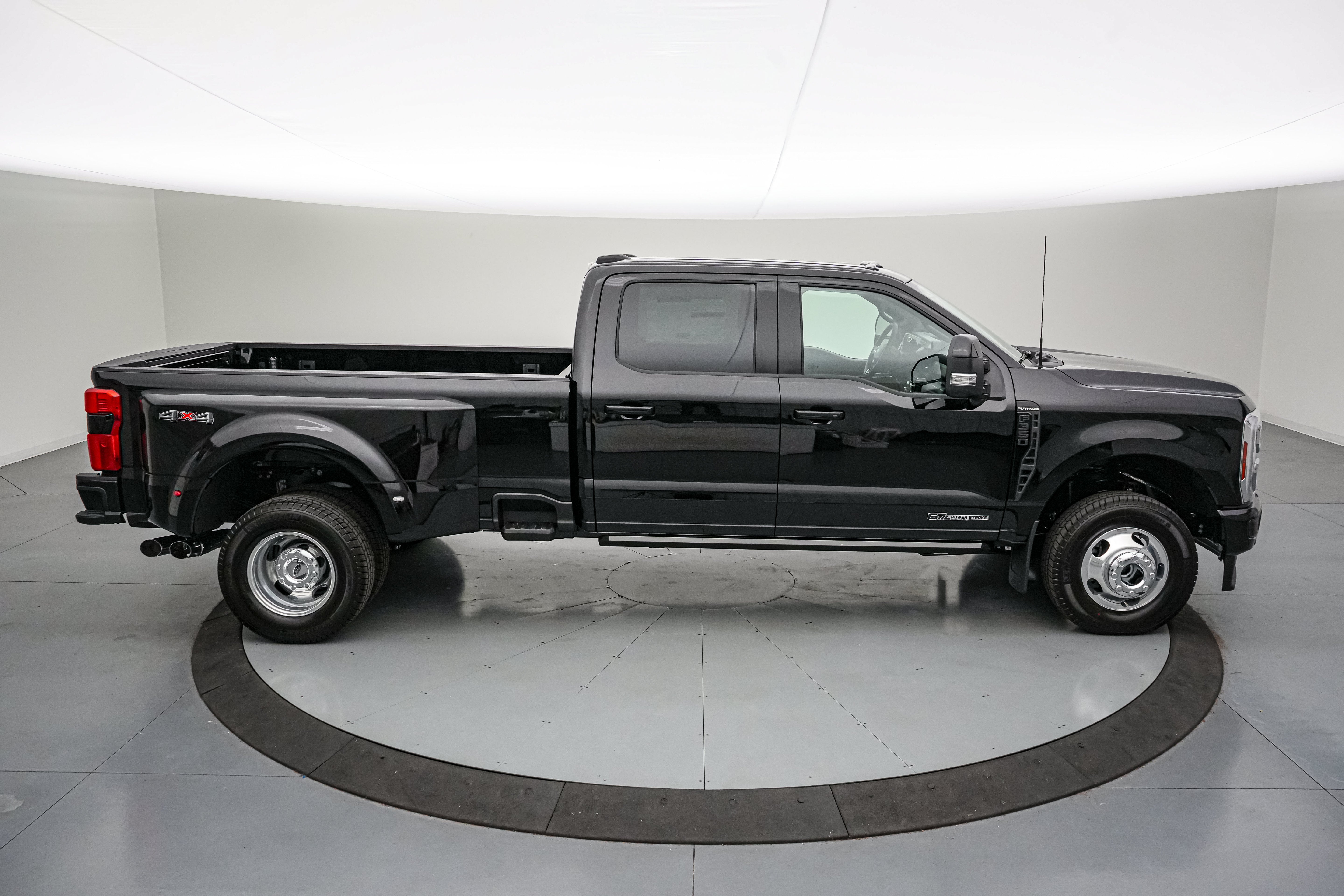 2026 Ford Super Duty F-350 DRW Platinum