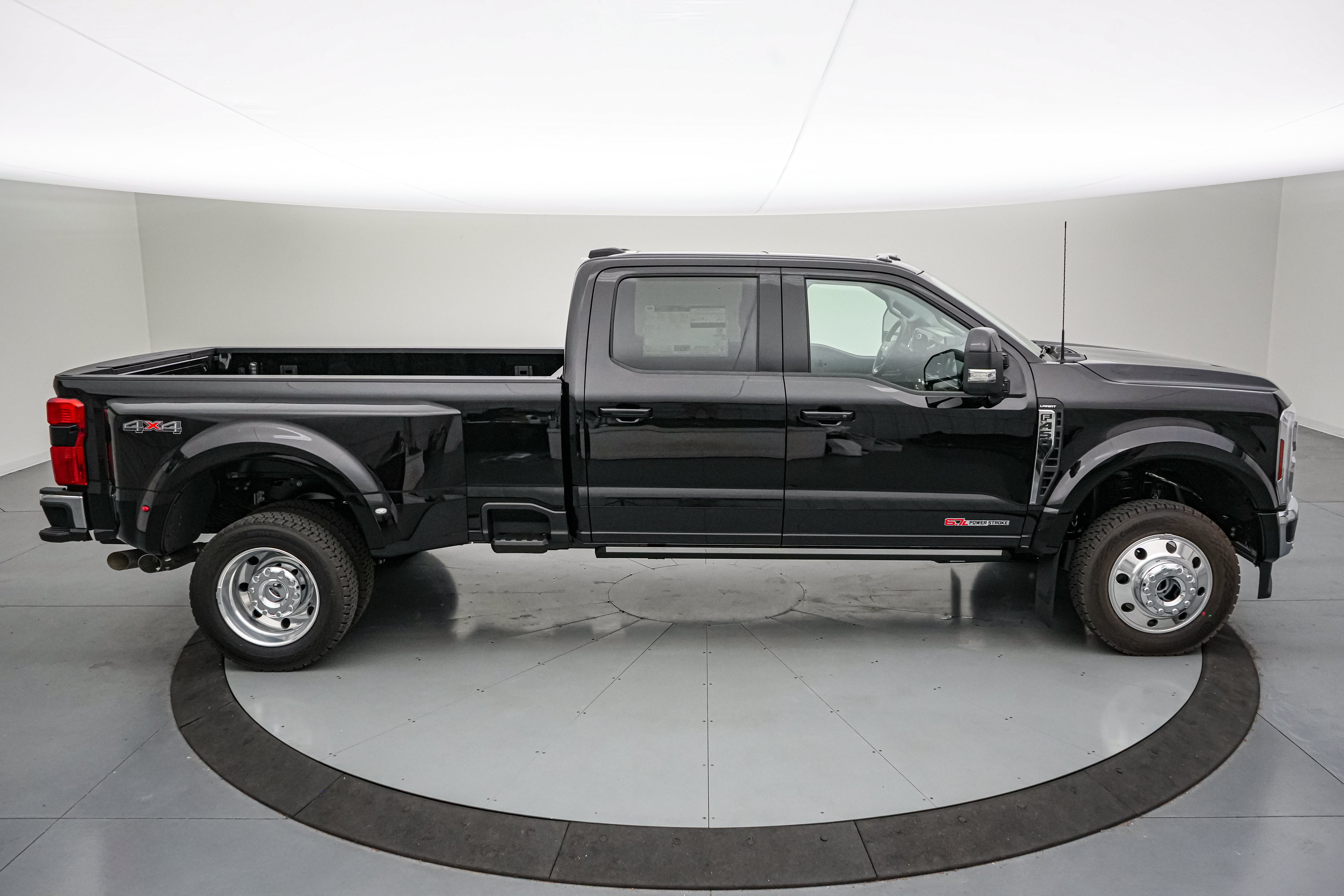 2026 Ford Super Duty F-450 DRW Lariat