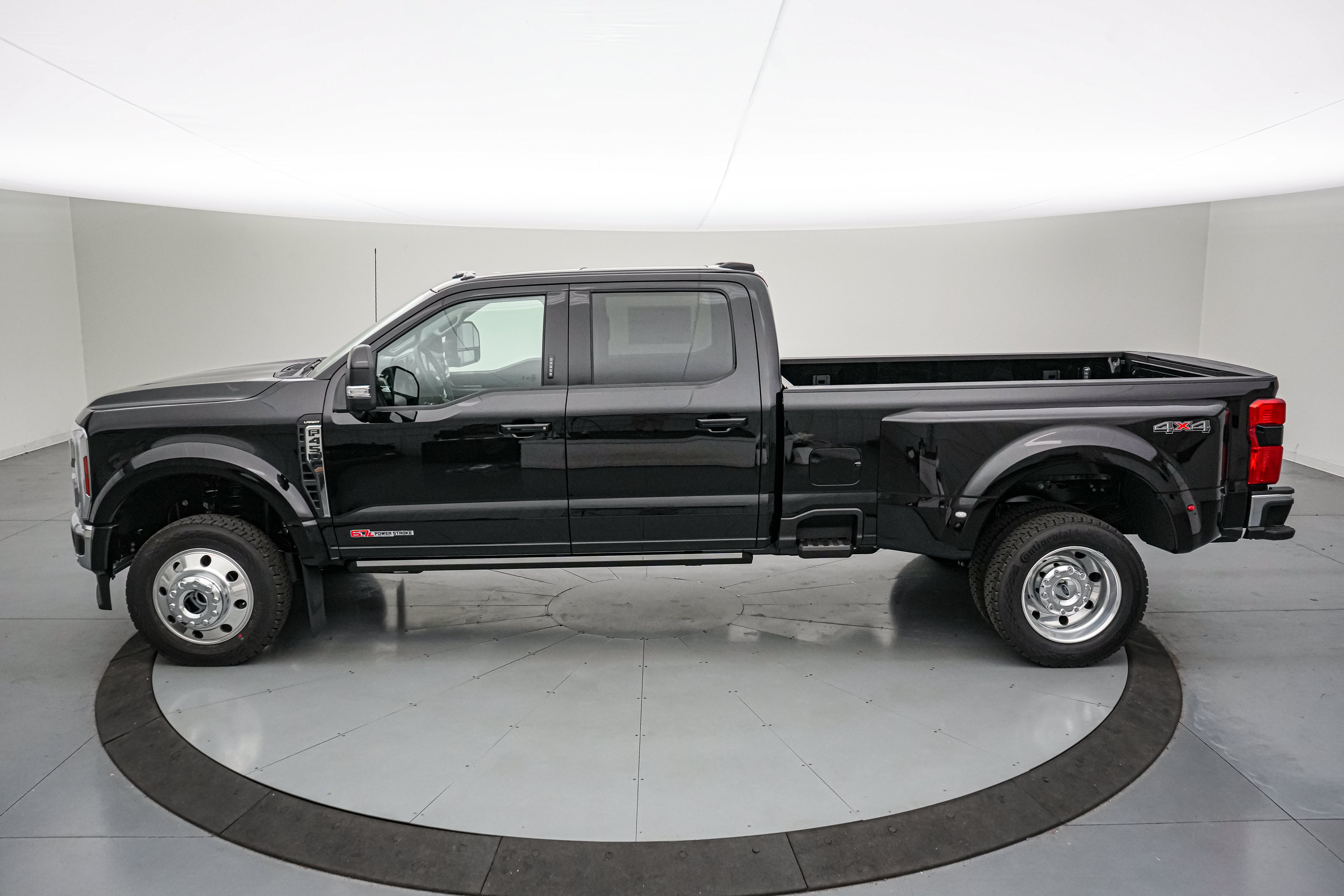2026 Ford Super Duty F-450 DRW Lariat