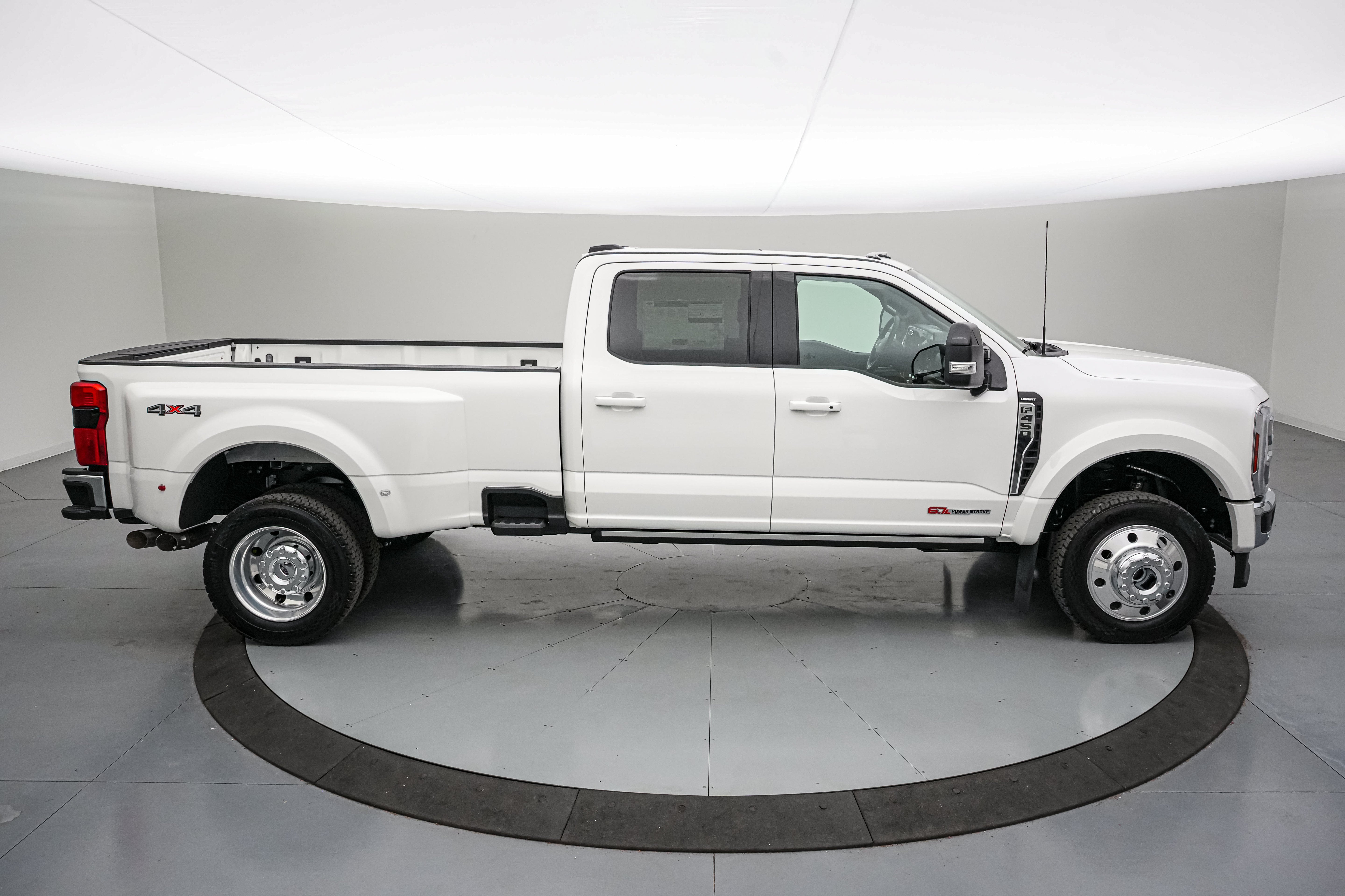 2026 Ford Super Duty F-450 DRW LARIAT